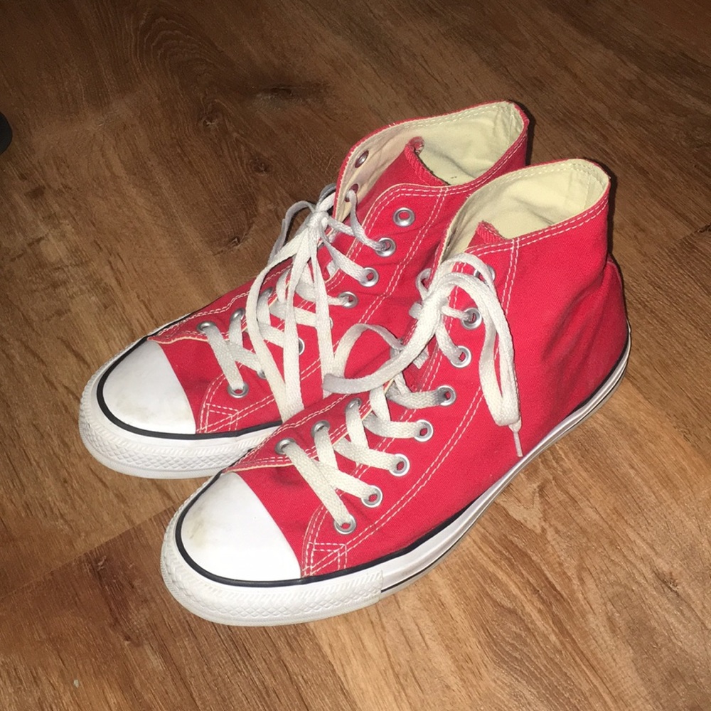 Women’s high top red converse👠